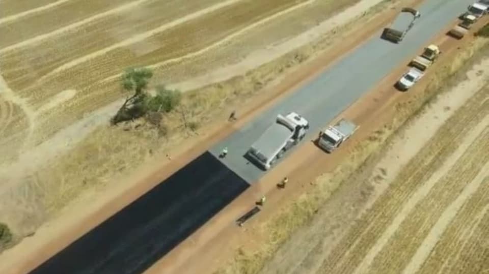 Australané postavili silnici za pár dnů
